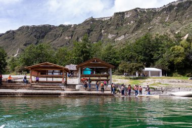  Caldera 'daki Quilotoa Gölü' nde. Tekne istasyonundaki turistler kanoya hazırlansın. Cotopaxi ili, Ekvador