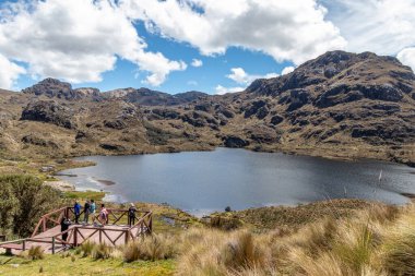Azuay, Ekvador - 21 Mayıs 2022: Turistler Cajas Ulusal Parkı 'ndaki Toreadora Gölü' nde gözlem güvertesinde. Güneşli bir gün. Güney Amerika, Ekvador, Cuenca 'ya yakın Azuay vilayeti