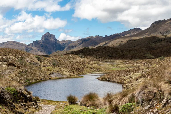 Pequeno Lago Vista Montanha Avilahuayco Parque Nacional Cajas Dia Ensolarado — Fotografia de Stock