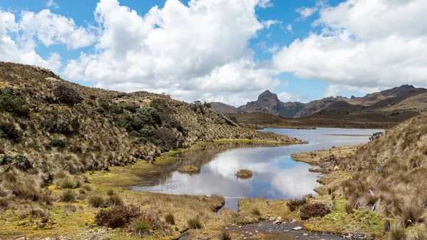 Pequeno Lago Vista Montanha Avilahuayco Parque Nacional Cajas Dia Ensolarado — Fotografia de Stock