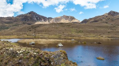 Dağ Gölü Apicocha Cajas Ulusal Parkı 'nda güneşli bir günde, Toreadora dinlenme bölgesi. Güney Amerika, Ekvador, Cuenca 'ya yakın Azuay vilayeti