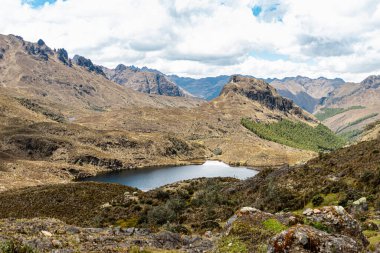 Güneşli bir günde Cajas Ulusal Parkı, Toreadora dinlenme bölgesi. Güney Amerika, Ekvador, Cuenca 'ya yakın Azuay vilayeti