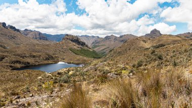 Güneşli bir günde Cajas Ulusal Parkı. Patokinoas Gölü (Lake) ve Avilahuayco Dağı manzarası. Güney Amerika, Ekvador, Cuenca 'ya yakın Azuay vilayeti
