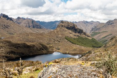 Güneşli bir günde Cajas Ulusal Parkı, Patokinoas Gölü (Lake). Güney Amerika, Ekvador, Cuenca 'ya yakın Azuay vilayeti