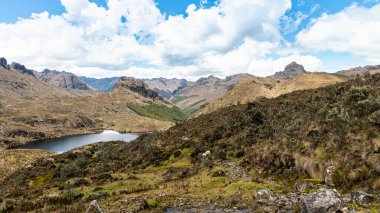 Güneşli bir günde Cajas Ulusal Parkı. Patokinoas Gölü (Lake) ve Avilahuayco Dağı manzarası. Güney Amerika, Ekvador, Cuenca 'ya yakın Azuay vilayeti