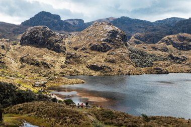 Cajas Ulusal Parkı, Toreadora Gölü. Dağ manzarası. Ekvador, Azuay vilayeti, Cuenca şehrine yakın.