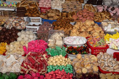 Geleneksel tatlılar: Ekvador, Cuenca 'da düzenlenen Katolik Corpus Christi kutlaması sırasında kurabiyeler, jöle, çikolata, marşmelov, şekerli meyve, fındık ve daha fazlası açık pazarda