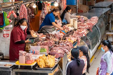 Cuenca, Ekvador - 6 Ocak 2022: Cuenca 'da gıda pazarı' 9 de Octubre '. Et reyonu. Kadınlar çok çeşitli et ürünleri satıyorlar. Ekvador