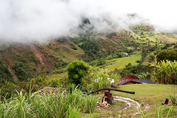 Ekvador And Dağları 'ndaki küçük kırsal yerleşimcilerde kullanılan meyve sularını bastırmak için basit şeker kamışı makinesi.