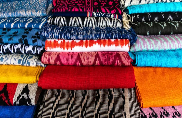 市场上有围巾或玛卡纳斯 传统手工艺和设计为瓜拉索州 阿苏艾省 使用技术称为Ikat 色彩缤纷的面料背景 厄瓜多尔 — 图库照片