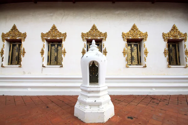 Tailandês janelas arqueadas — Fotografia de Stock