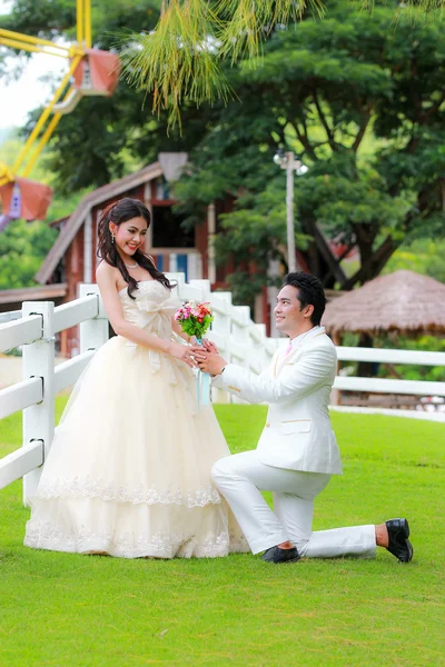 Young bride and groom — Stock Photo, Image