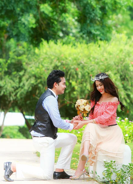 Young bride and groom — Stock Photo, Image