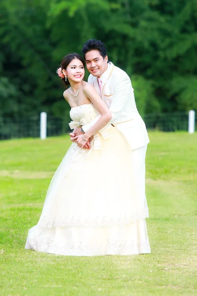 Young bride and groom — Stock Photo, Image