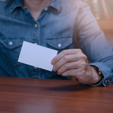 Yeni bağlantılar için boş kartvizit gösteren iş adamları