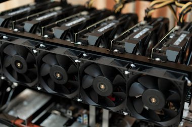 Bitcoin madencilik çiftliği. Kripto para birimi madencisi için donanım