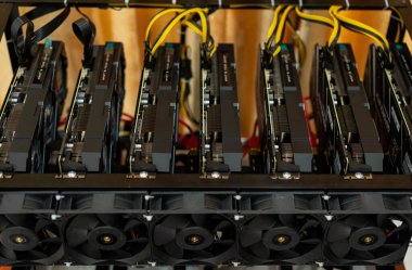 Bitcoin madencilik çiftliği. Kripto para birimi madencisi için donanım