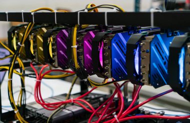 Bitcoin madencilik çiftliği. Kripto para birimi madencisi için donanım