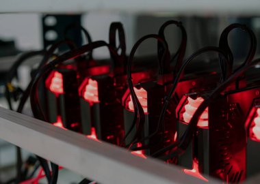 Bitcoin madencilik çiftliği. Kripto para birimi madencisi için donanım
