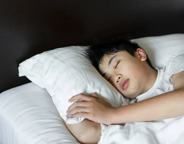 Chico Duerme Cama Dormitorio Relajación Concepto Saludable — Foto de Stock