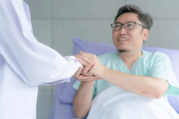 Gülümseyen Hasta Doktor Eli Tutan Yardımları Için Minnettar Bir Adam — Stok fotoğraf
