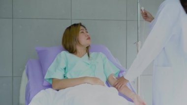 Hastanedeki hastanın sağlığını kontrol etmesi için yatağın üstüne..