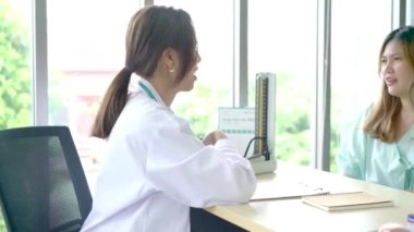 Kadın doktor depresyonu tedavi etmek için bir hastayla konuşuyor..