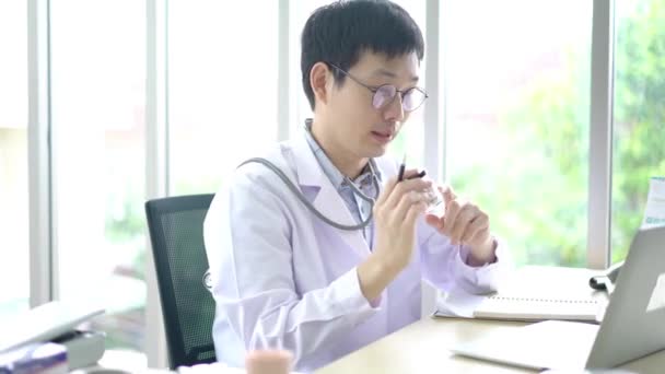 Doctor Introduce Advice Tells How Use Medicine Patients Online App — Stock Video