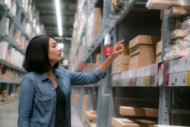 Depoda Asya işçisi, Uluslararası ihracat veya ithalat iş konsepti