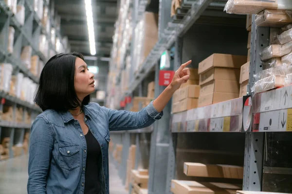 Depoda Asya işçisi, Uluslararası ihracat veya ithalat iş konsepti