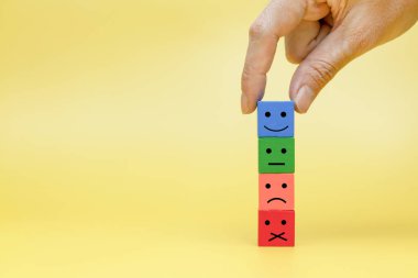 Müşteriler sembol seçerek tepki veriyor. Sembol duygusuna sahip çok renkli tahta bloğu yığın