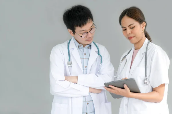 Team Doctors Consults Patients Tablet Telemedicine Treatment — Stock Photo, Image