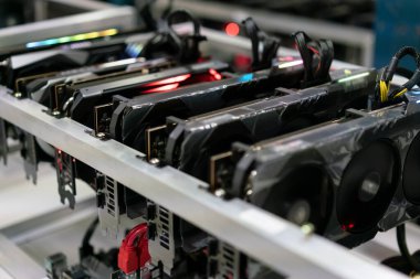 Bitcoin madencilik çiftliği. Kripto para birimi madencisi için GPU.