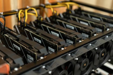 Bitcoin madencilik çiftliği. Kripto para birimi madencisi için GPU.