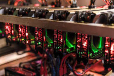 Bitcoin madencilik çiftliği. Kripto para birimi madencisi için GPU.