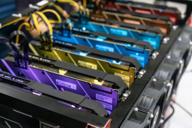 Bitcoin madencilik çiftliği. Kripto para birimi madencisi için GPU.