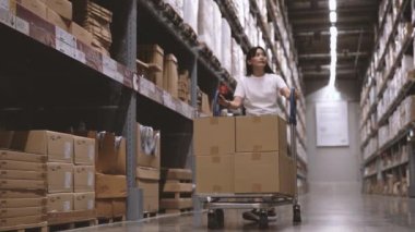 4K çözünürlüğü. Asyalı kadın, büyük bir mağazada alışveriş yapıyor. 