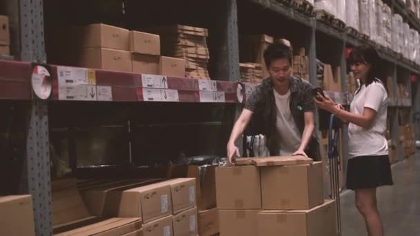 Resolution Couple Shopping Large Houseware Store Warehouse Trolley — Stockvideo