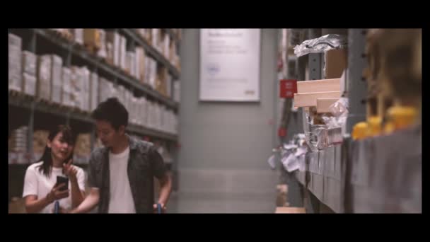 Resolutie Koppel Winkelen Grote Houseware Store Magazijn Met Trolley — Stockvideo