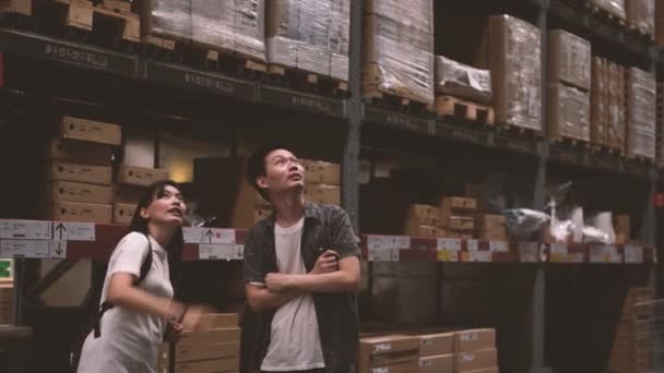 Happy Asian Couple Shopping Warehouse Resolution — ストック動画