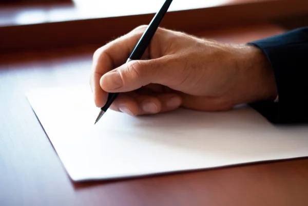 Hombre escribiendo en el papel — Foto de Stock