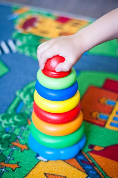 Child adds a pyramid — Stock Photo, Image