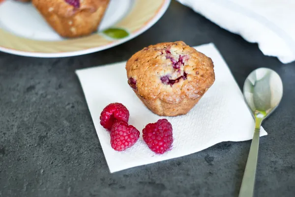 Cake with raspberry and cereal — Stock Photo, Image