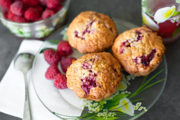 Cupcake with raspberry and cereal — Stock Photo, Image