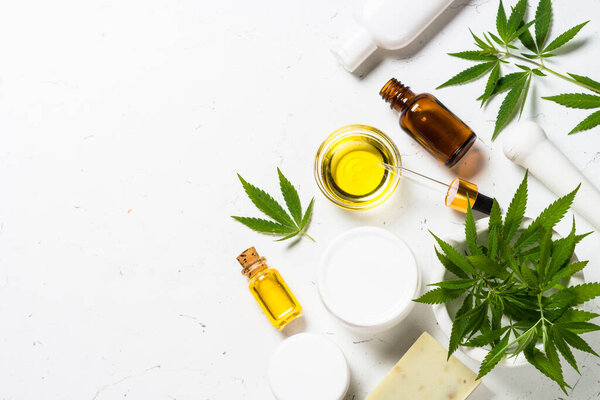 Масло конопли, сливки, мыло и свежие листья в белом.