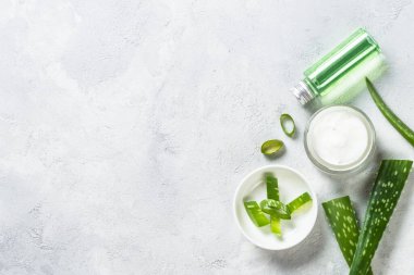 Aloe vera kozmetik taş masa görünümünde.