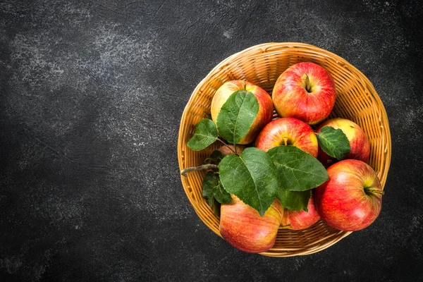 Friss érett vörös alma a kosárban a fehér asztalnál. — Stock Fotó