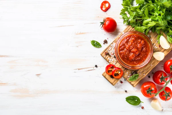 Beyaz arka planda otlu domates sosu ve baharatlar. — Stok fotoğraf