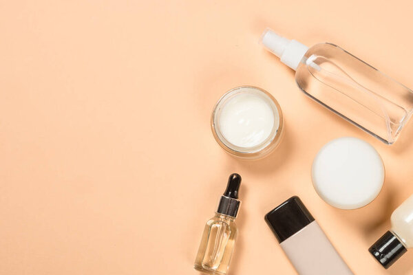 Спа и оздоровительные продукты на модном бежевом фоне.