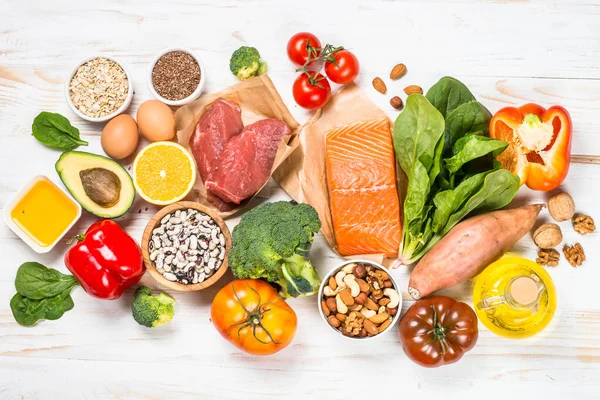 Productos alimenticios saludables en fondo blanco vista superior. — Foto de Stock